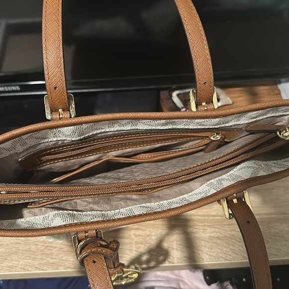 Michael Kors purse. Large, white & brown leather. Authentic MK purse. - Picture 5 of 8